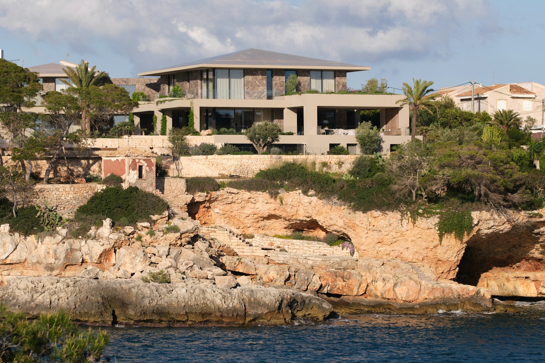 Coastal modern villa overlooking the sea